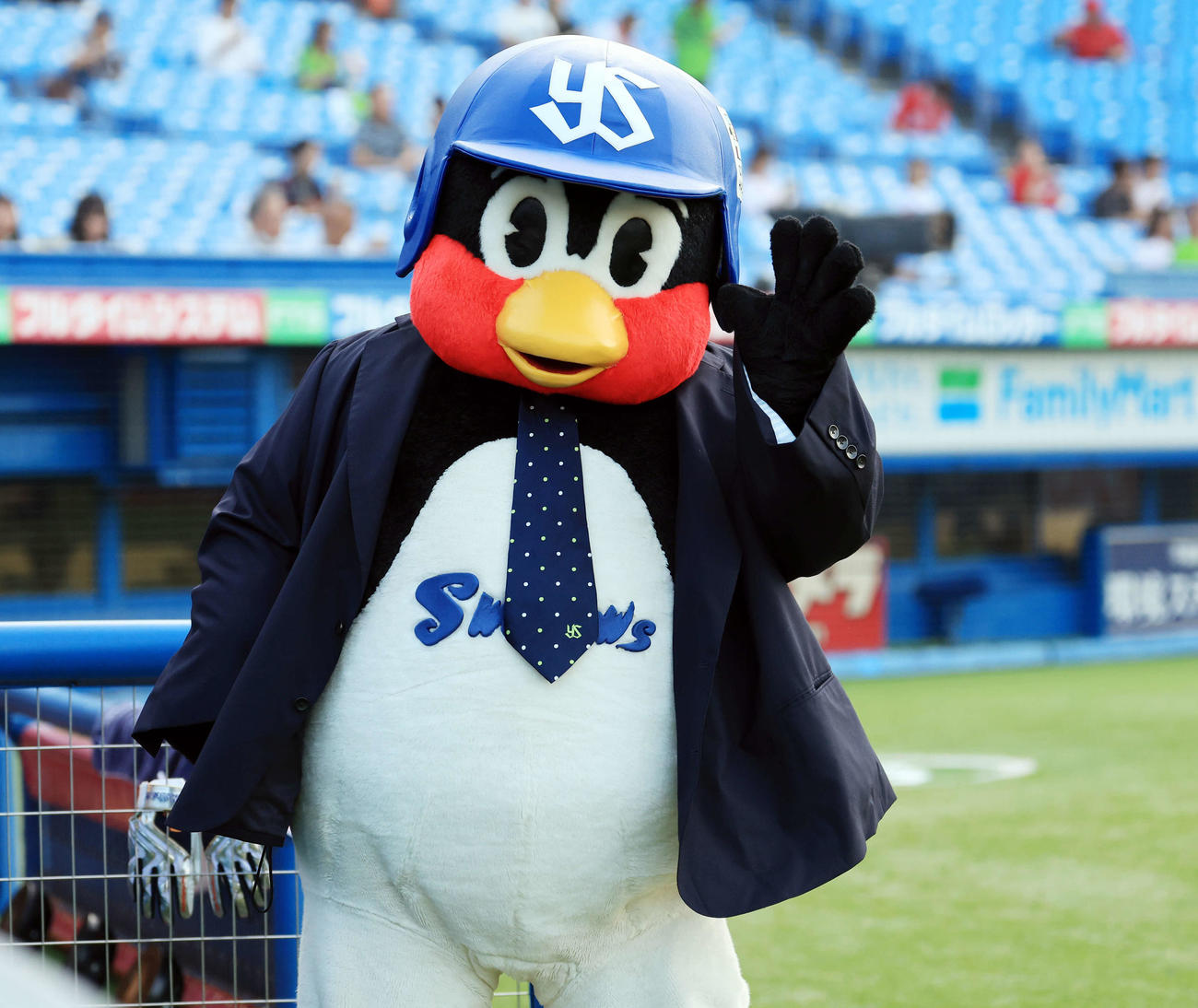 ヤクルト対広島　「洋服の青山」デーで、ジャケットを着用するつば九郎（撮影・浅見桂子）