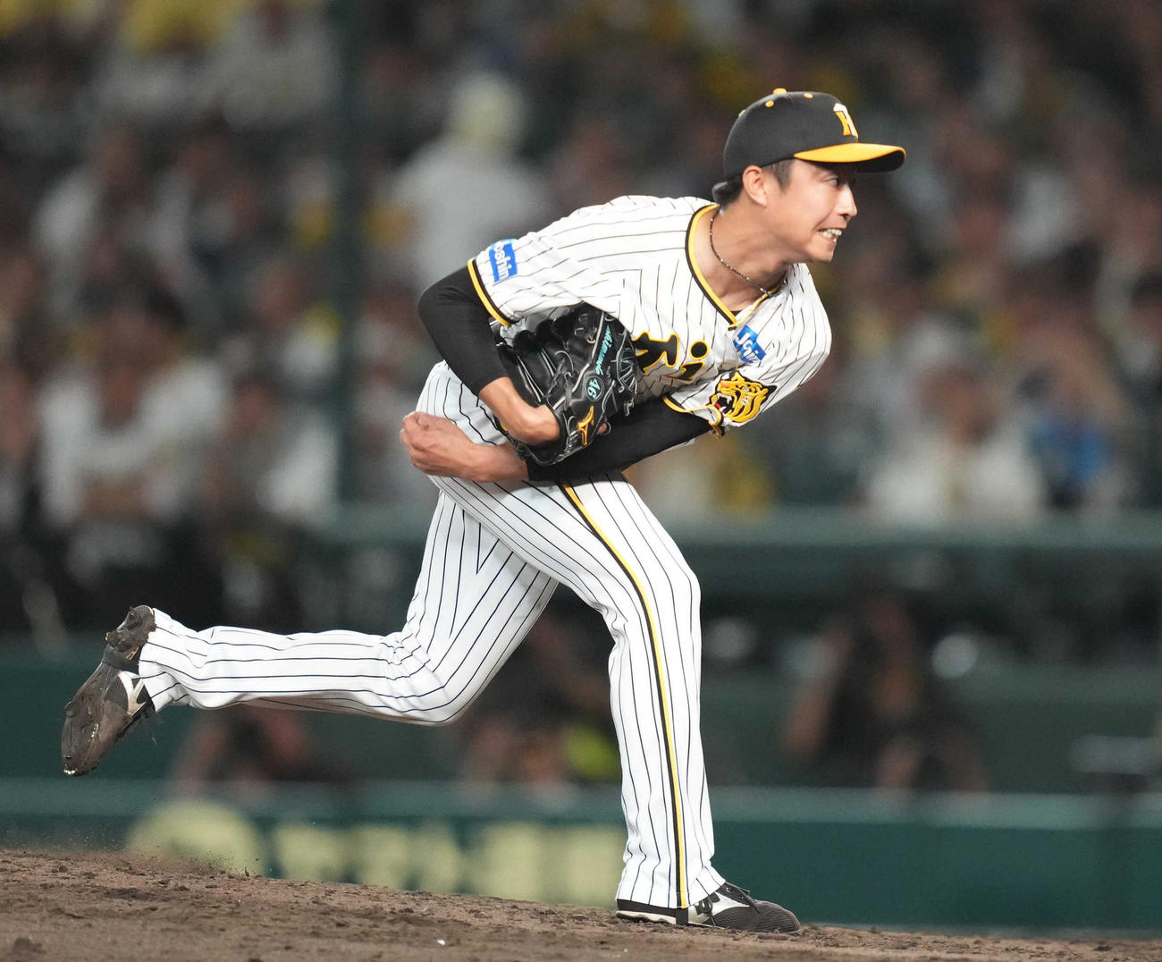 阪神対巨人　8回表途中から登板する阪神4番手の島本（撮影・狩俣裕三）