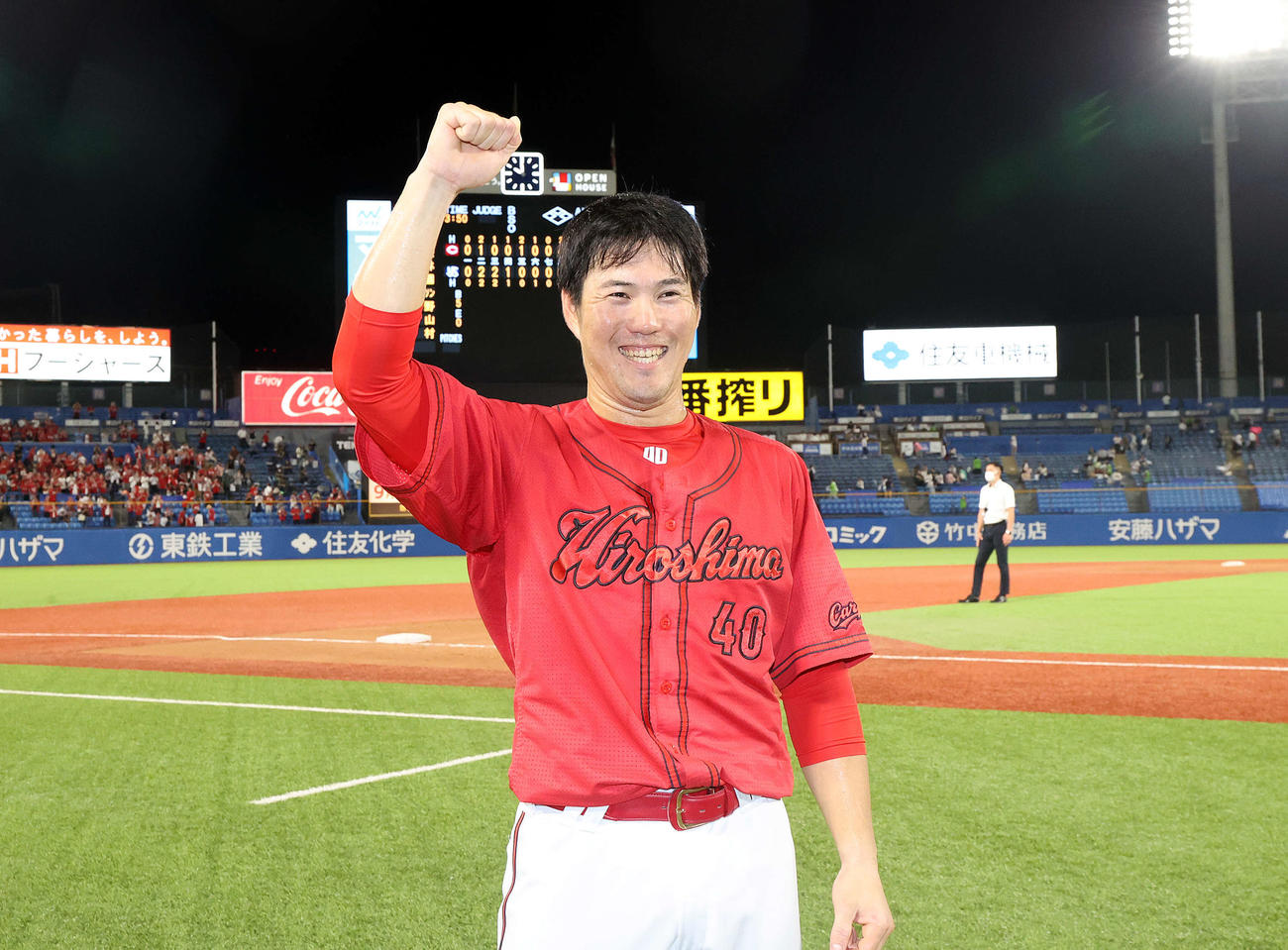 ヤクルト対広島　決勝打を決めた広島の磯村は笑顔でガッツポーズ（撮影・浅見桂子）