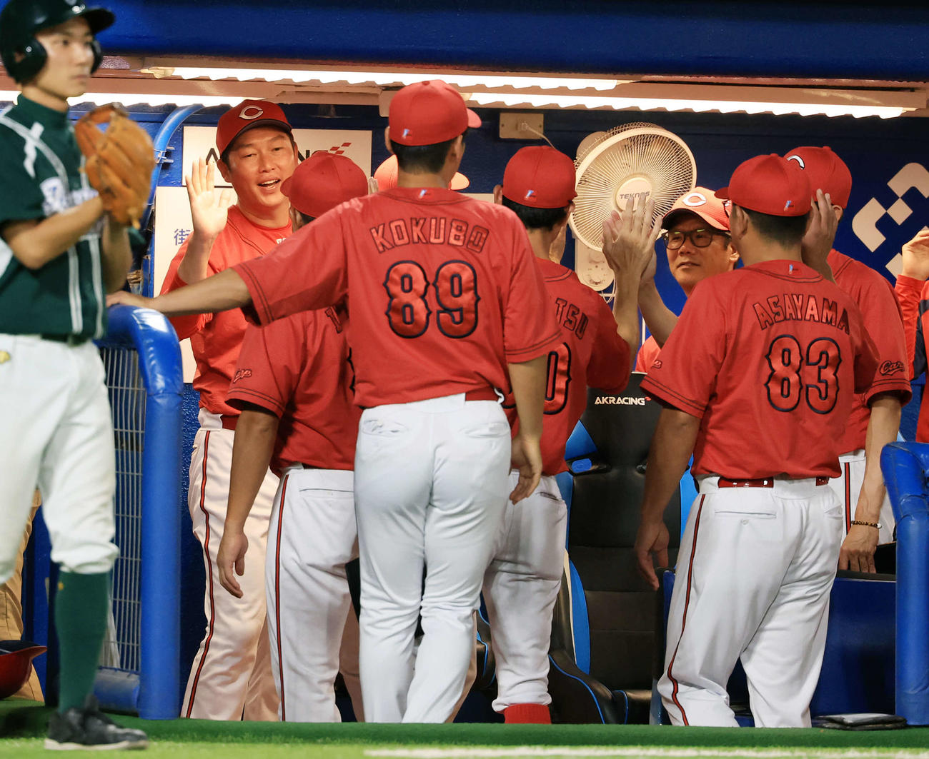 ヤクルト対広島　神宮最終戦を勝利で飾り、スタッフと笑顔でハイタッチする広島の新井監督（左）（撮影・浅見桂子）