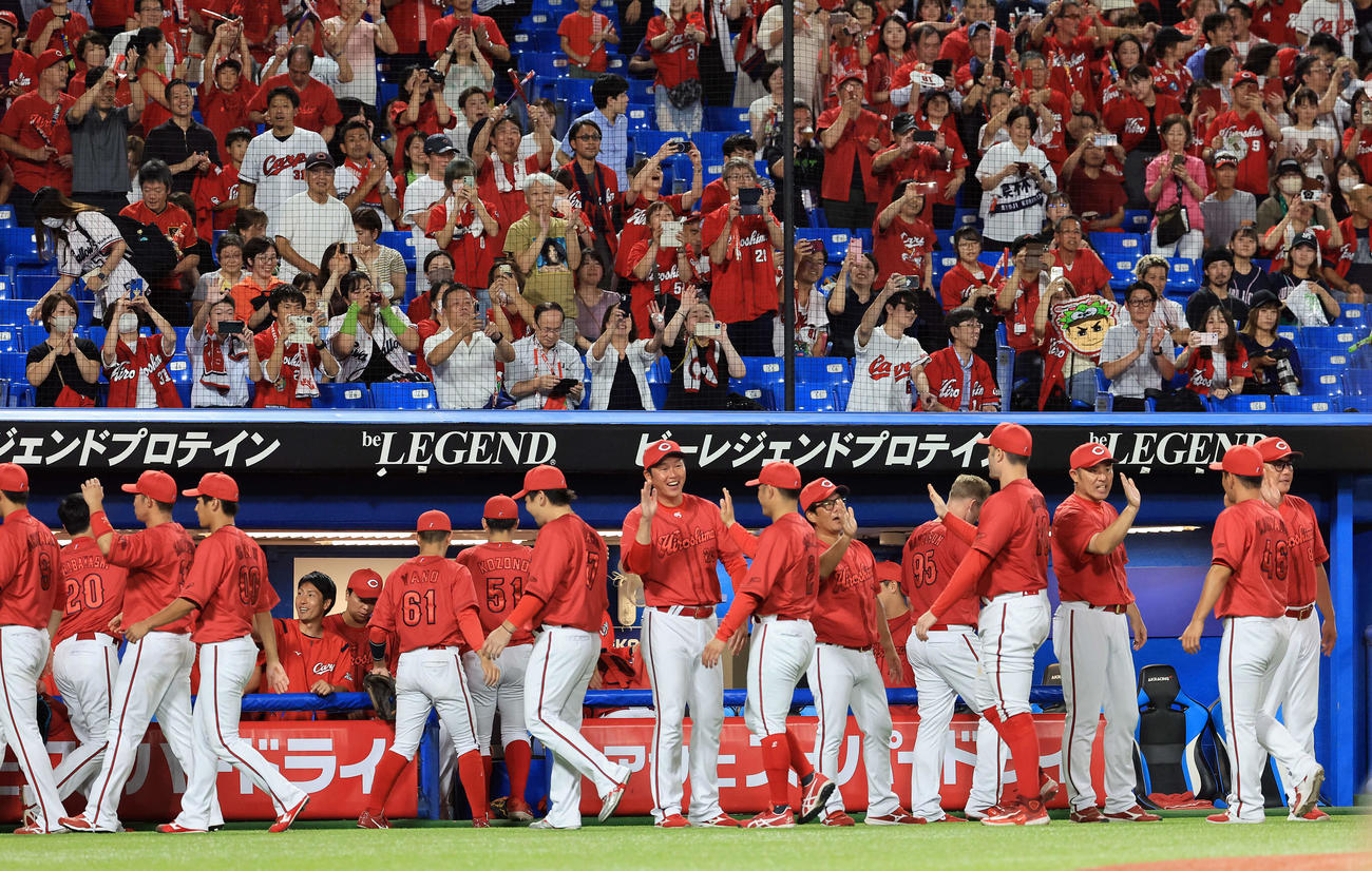 ヤクルト対広島　神宮最終戦を勝利で飾り、笑顔でハイタッチする広島の新井監督（中央）（撮影・浅見桂子）