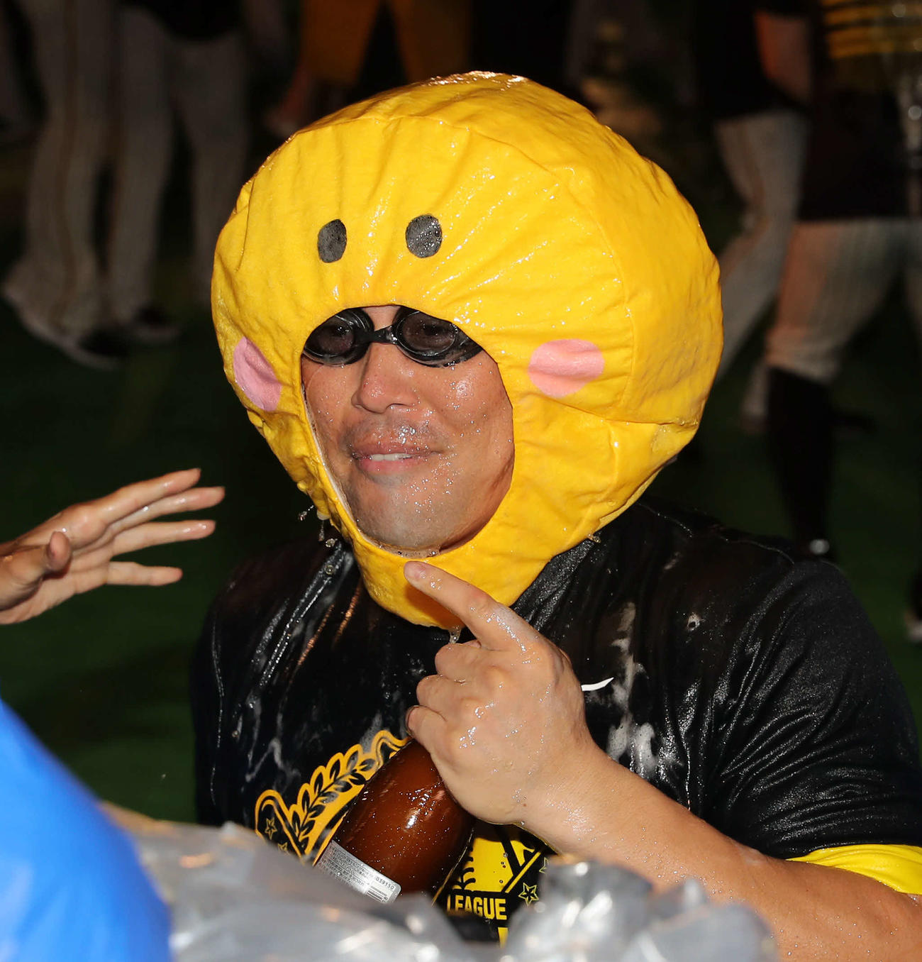 ビールかけをする原口（撮影・前田充）