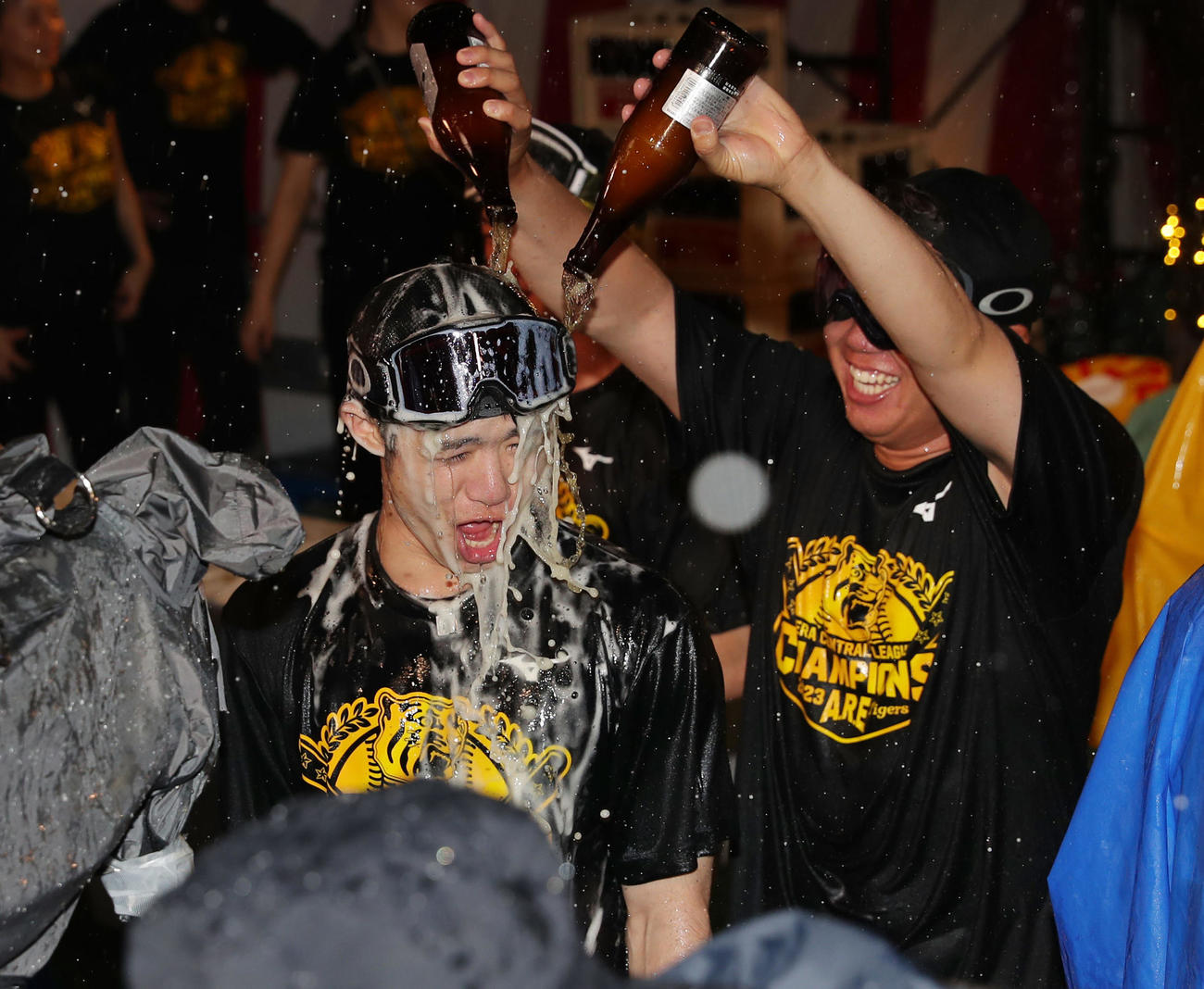 祝勝会で阪神村上（右）ビールを掛けられる中野（撮影・前田充）