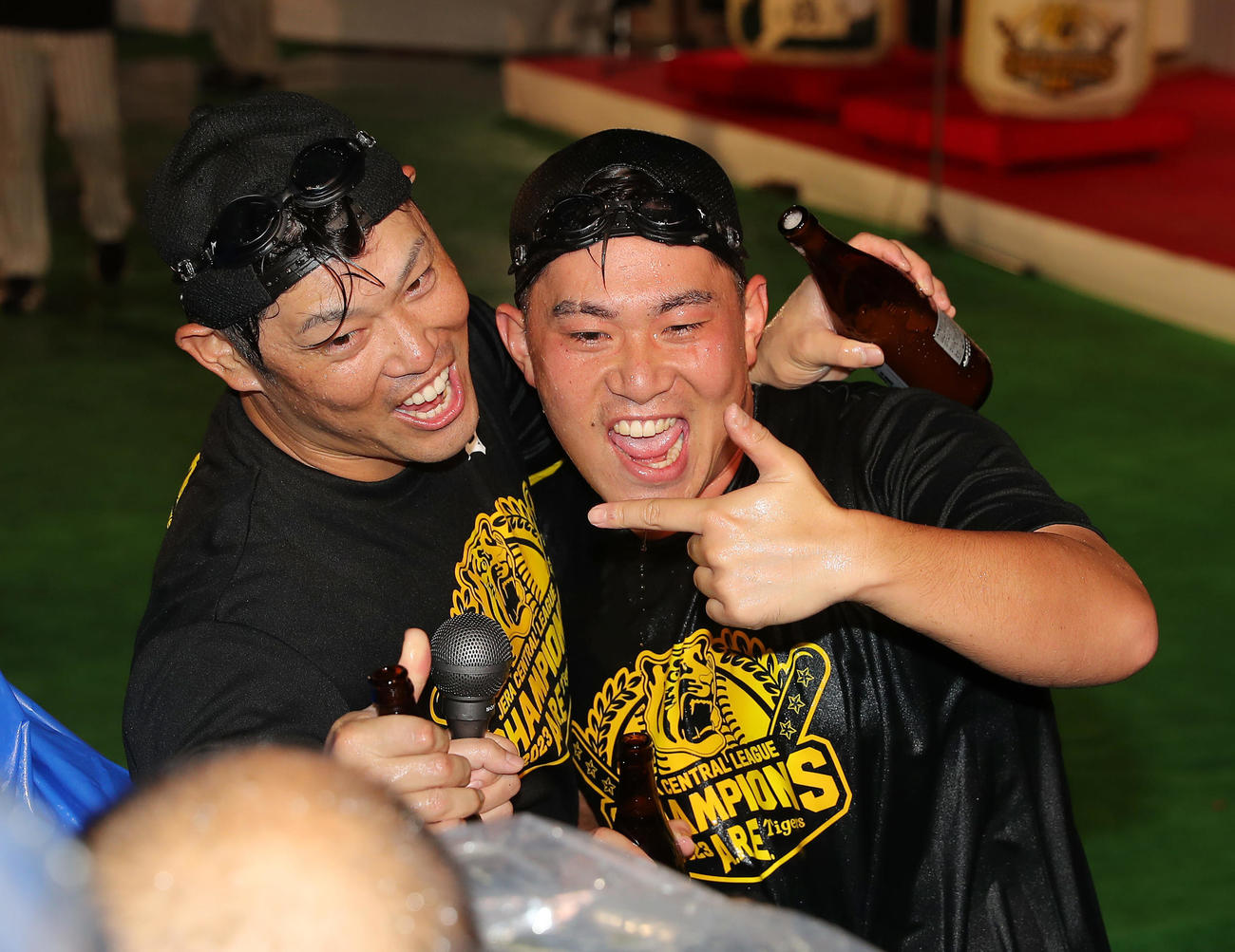祝勝会でビールを掛け合い笑顔を見せる阪神原口（左）と桐敷（撮影・前田充）