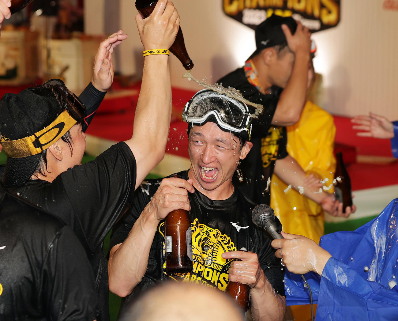 祝勝会でビールを掛けられる阪神近本（撮影・前田充）