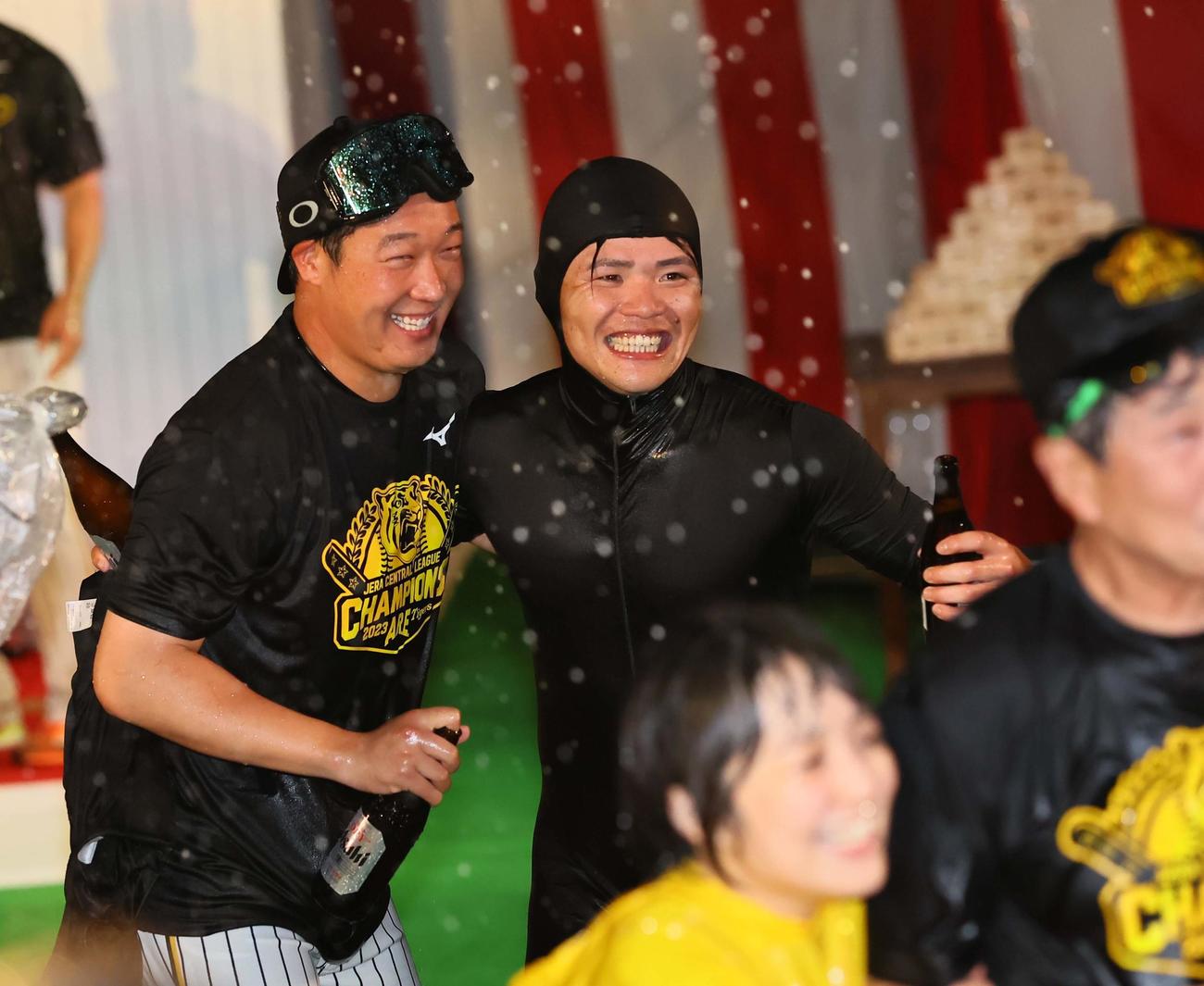 祝勝会で笑顔を見せる大山（左）と小野寺（撮影・上田博志）