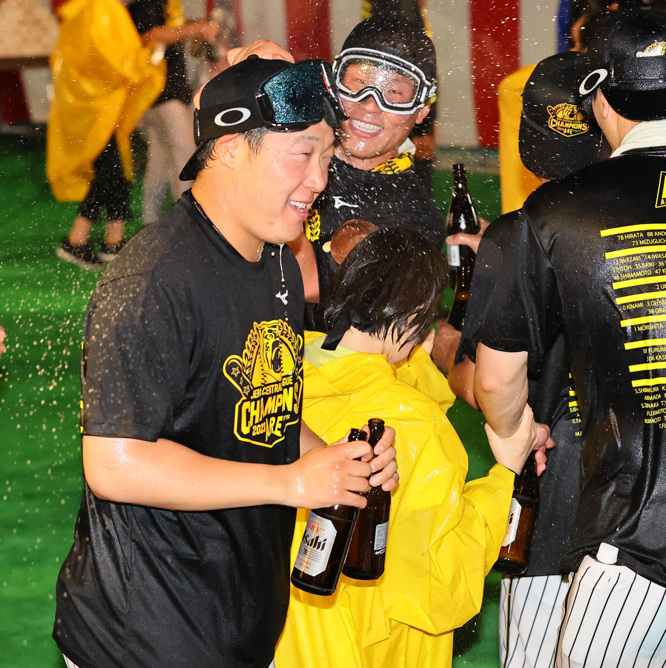 祝勝会でビールをかけあう大山（撮影・上田博志）