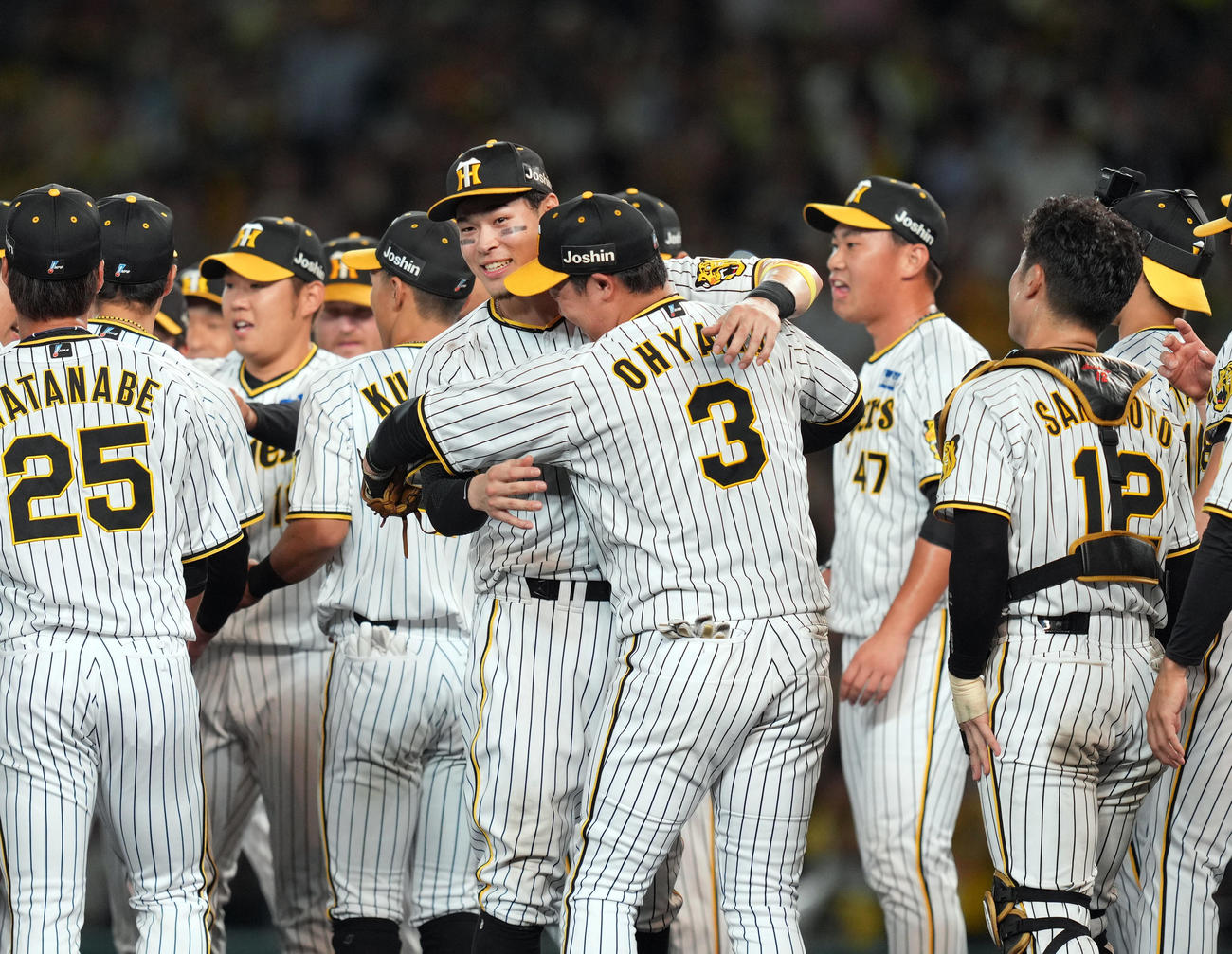 阪神対巨人　リーグ優勝を決め、抱き合い喜ぶ佐藤輝（中央左）と大山（撮影・狩俣裕三）