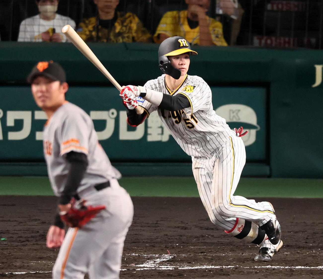 阪神対巨人　4回裏阪神無死。中野は左前打を放つ。投手は赤星（撮影・加藤哉）