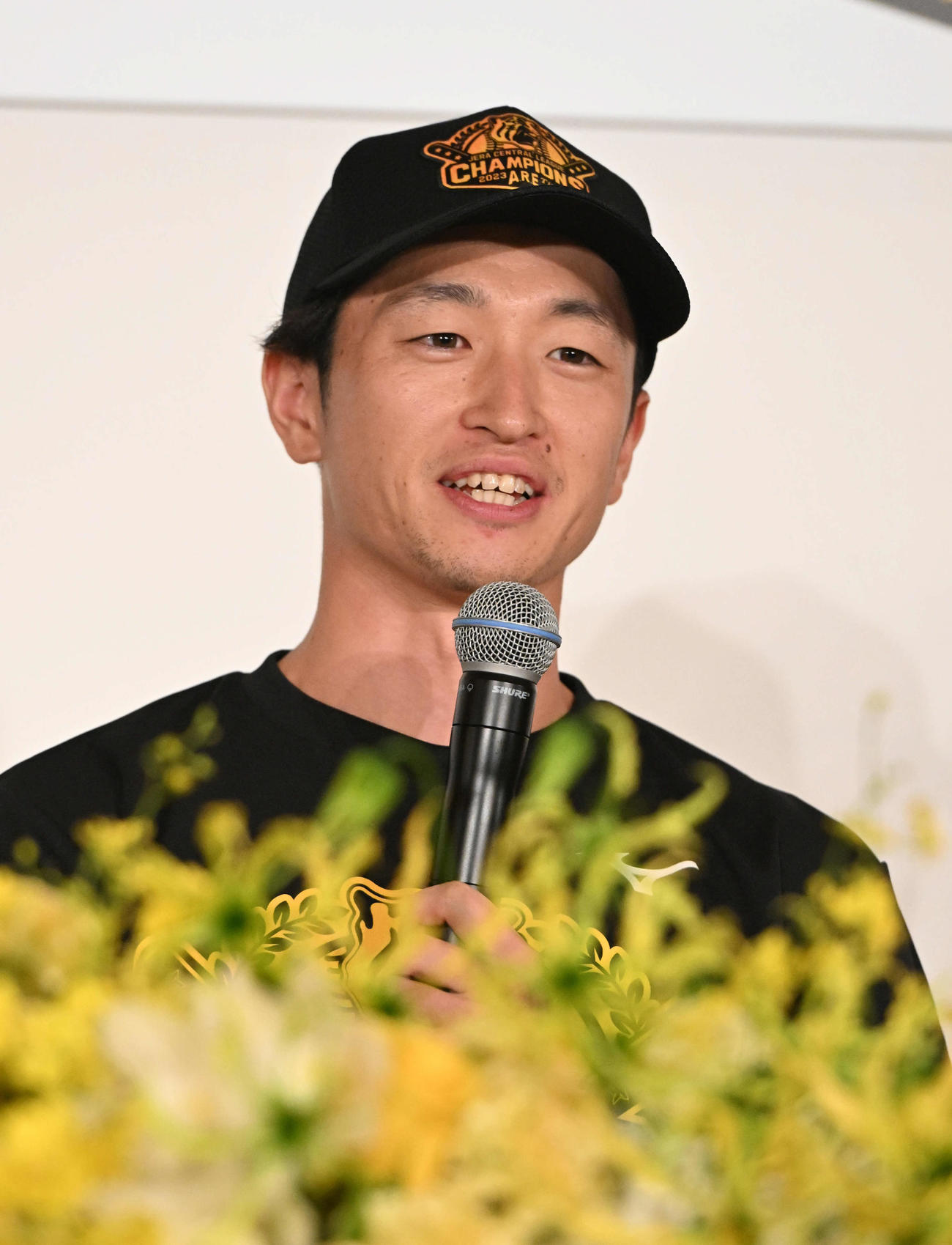 優勝を決め共同記者会見をする近本（撮影・石井愛子）