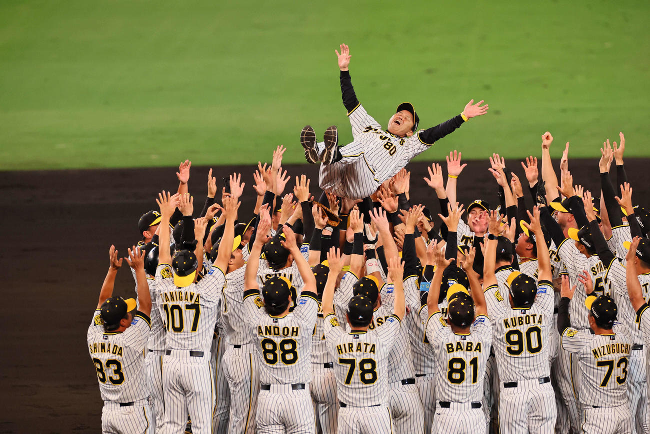 阪神対巨人　リーグ優勝を決めナインに胴上げされる岡田監督（撮影・上田博志）