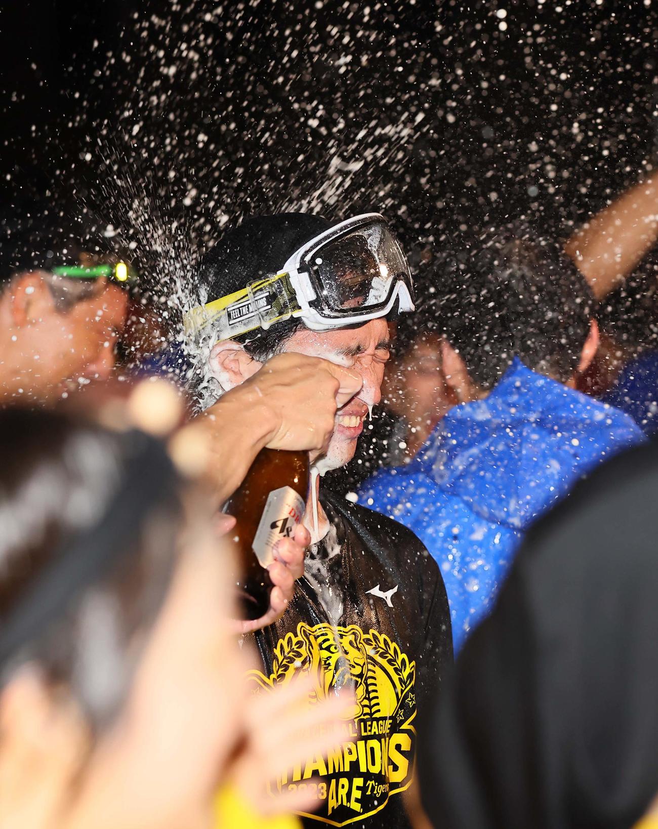 祝勝会でビールを浴びる近本（撮影・上田博志）