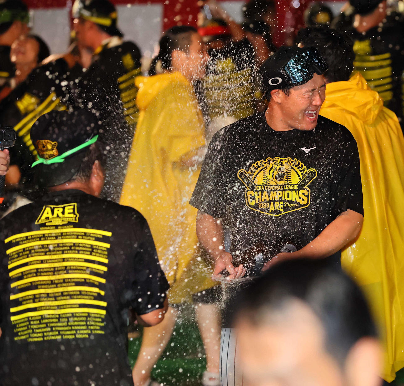 祝勝会でビールを浴びる大山（撮影・上田博志）