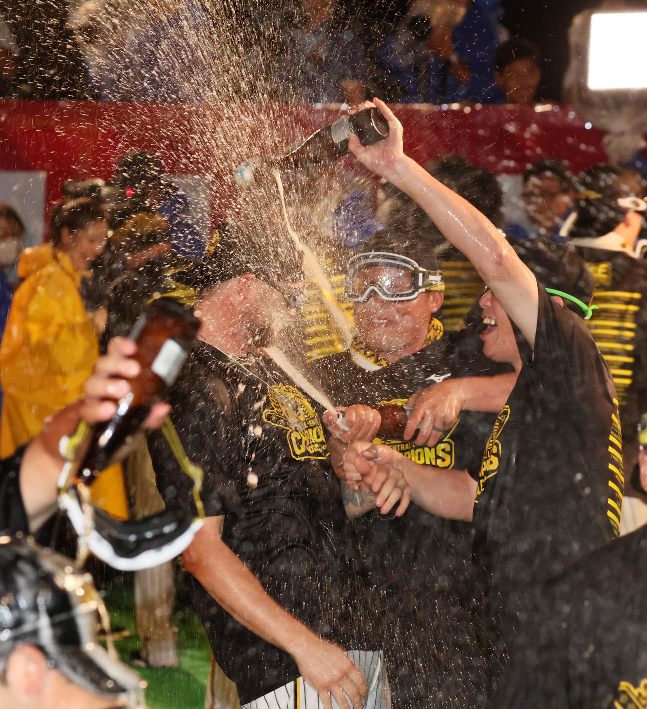 優勝を決め祝勝会でナインとビールを掛け合うブルワー（撮影・加藤哉）