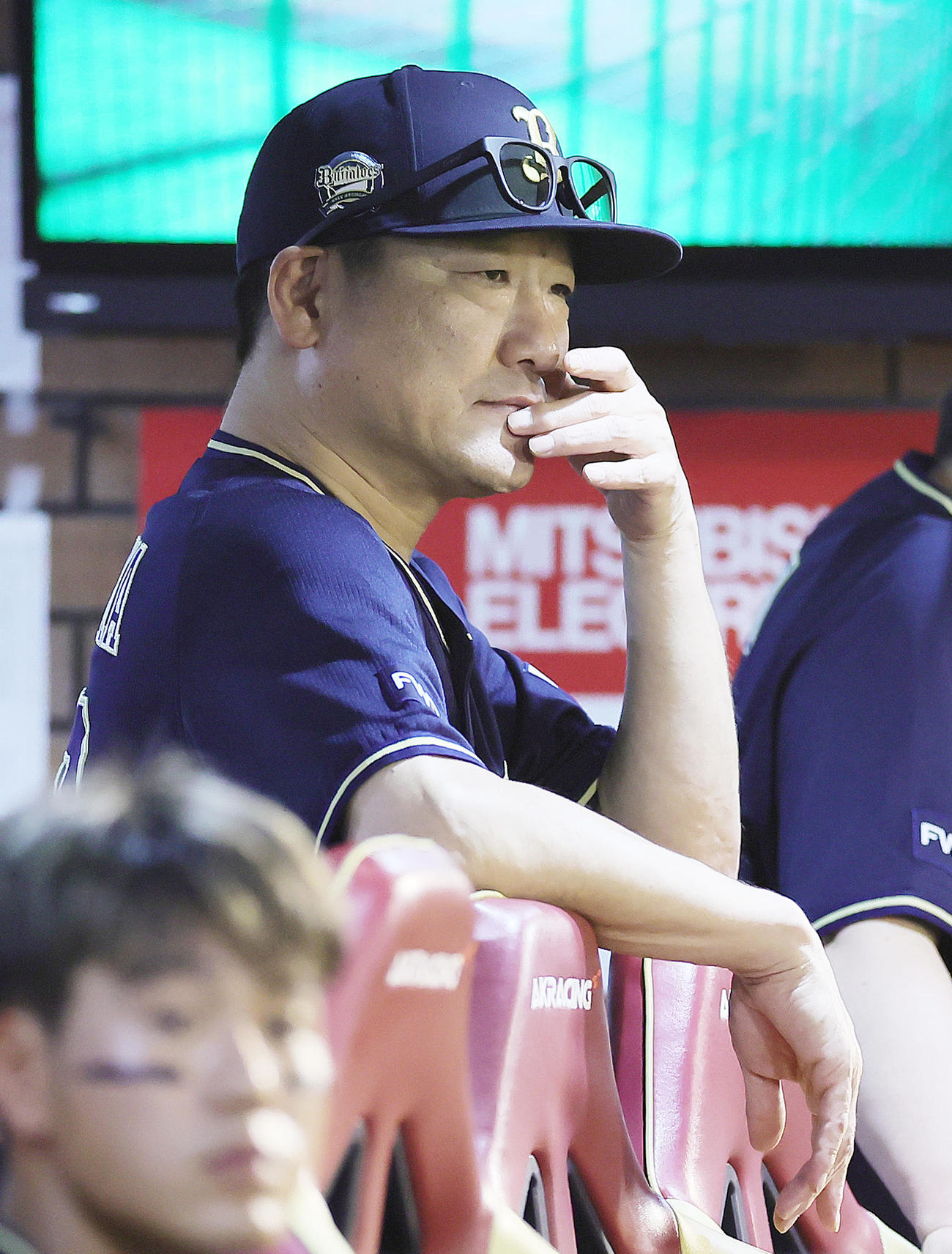 楽天対オリックス戦況を見つめるオリックス中嶋監督（撮影・足立雅史）