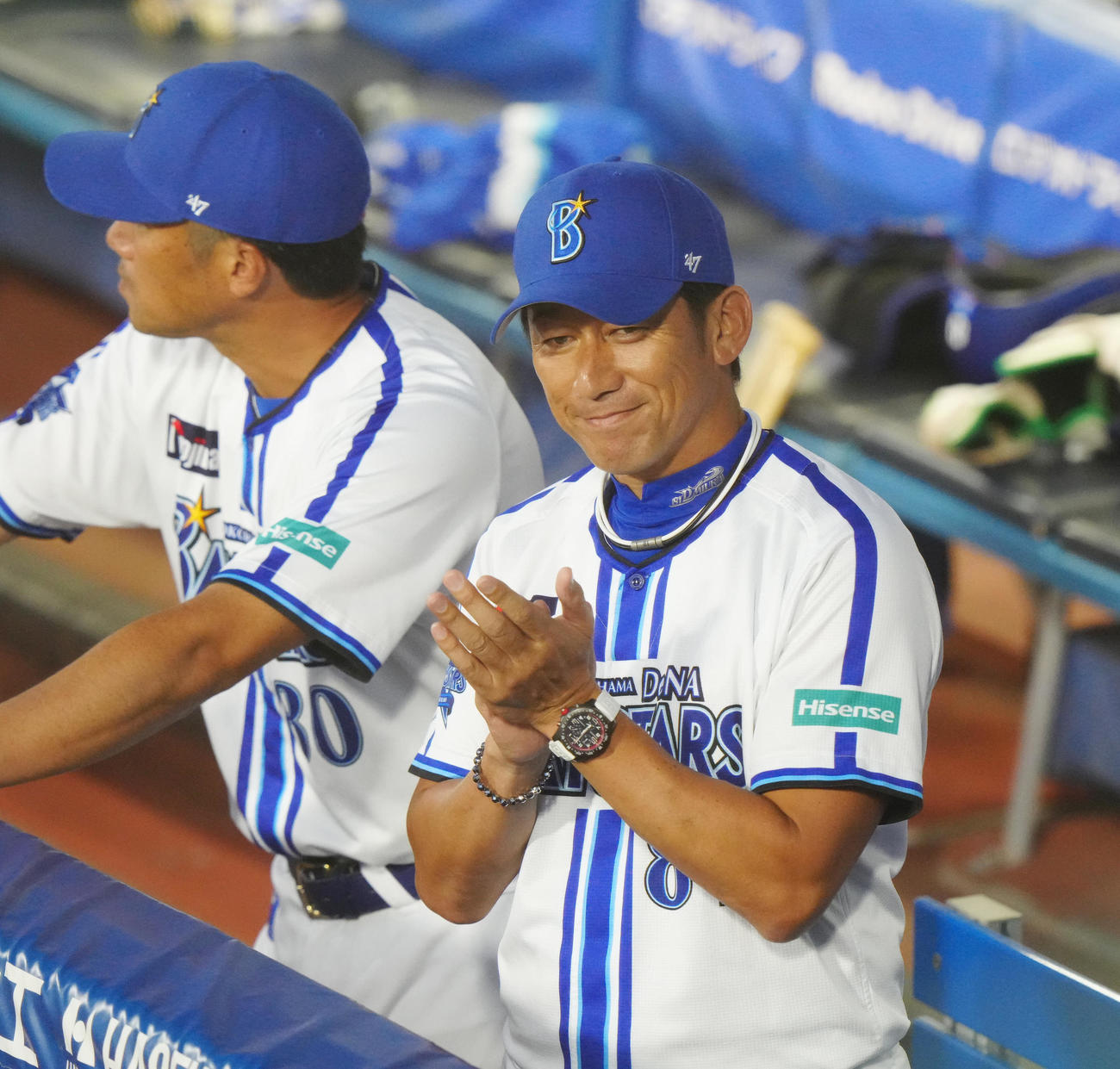 DeNA対中日　試合前、ベンチで拍手するDeNA三浦監督（撮影・江口和貴）