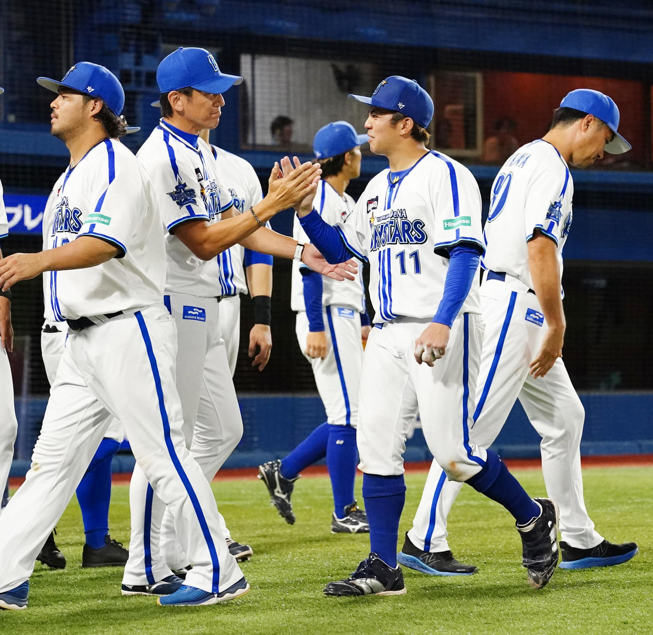 DeNA対中日　試合後、DeNA三浦監督（中央左）とタッチを交わす東（撮影・江口和貴）