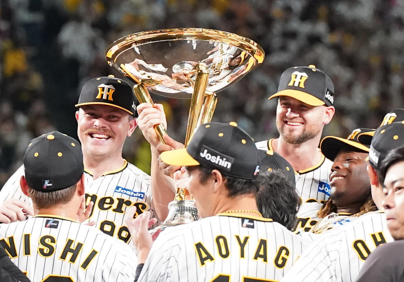 阪神対巨人　リーグ優勝を決め、記念撮影をする、左からビーズリー、ブルワー、ミエセス（撮影・狩俣裕三）