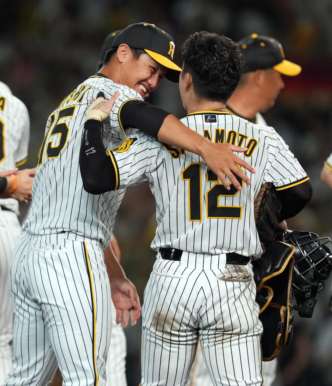 阪神対巨人　リーグ優勝を決め、喜びを分かち合う西純（左）と坂本（撮影・狩俣裕三）