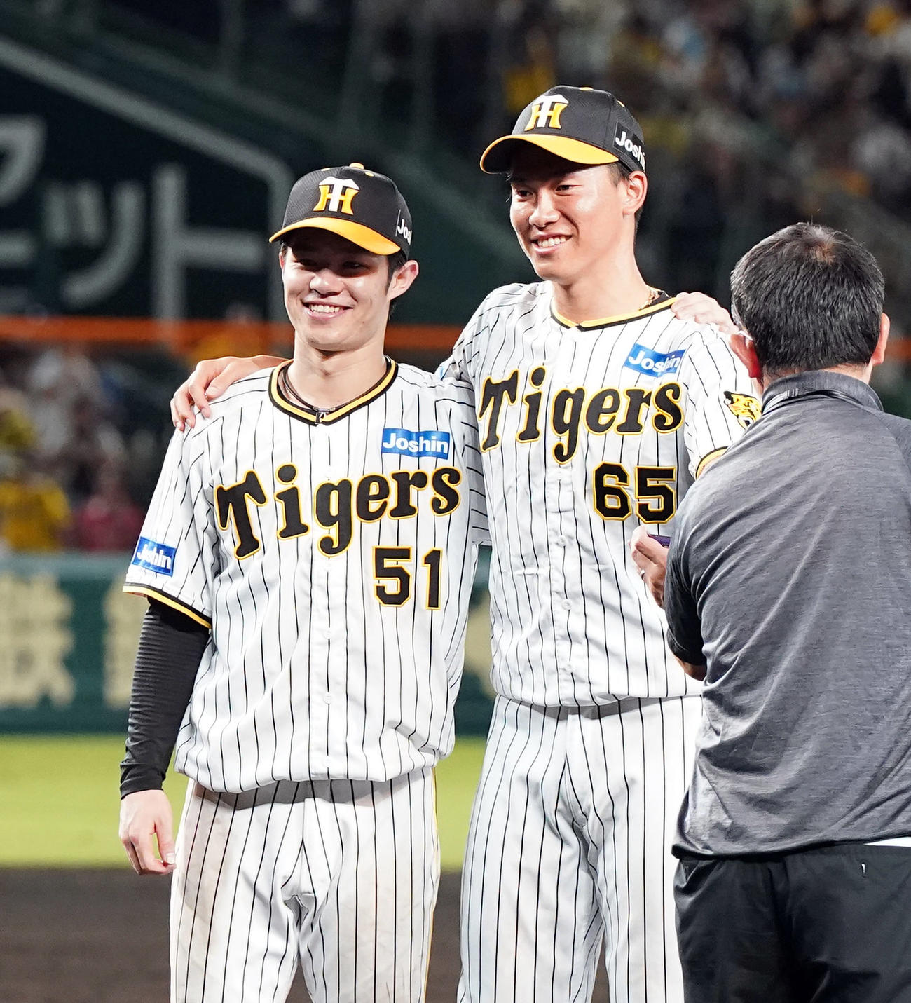 阪神対巨人　リーグ優勝を決め、記念撮影をするWBC組の中野（左）と湯浅（撮影・狩俣裕三）
