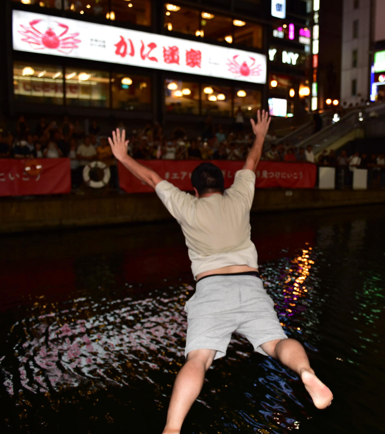 道頓堀に飛び込む男性（撮影・清水貴仁）