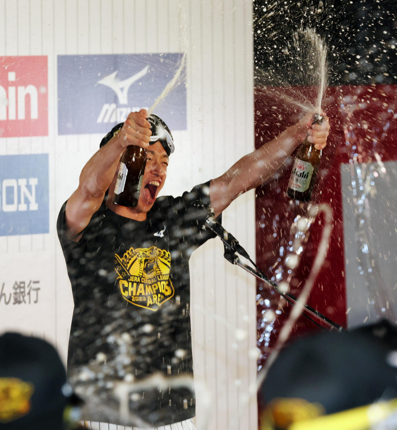 優勝を決め祝勝会ビール掛けの発声を行う近本（撮影・加藤哉）