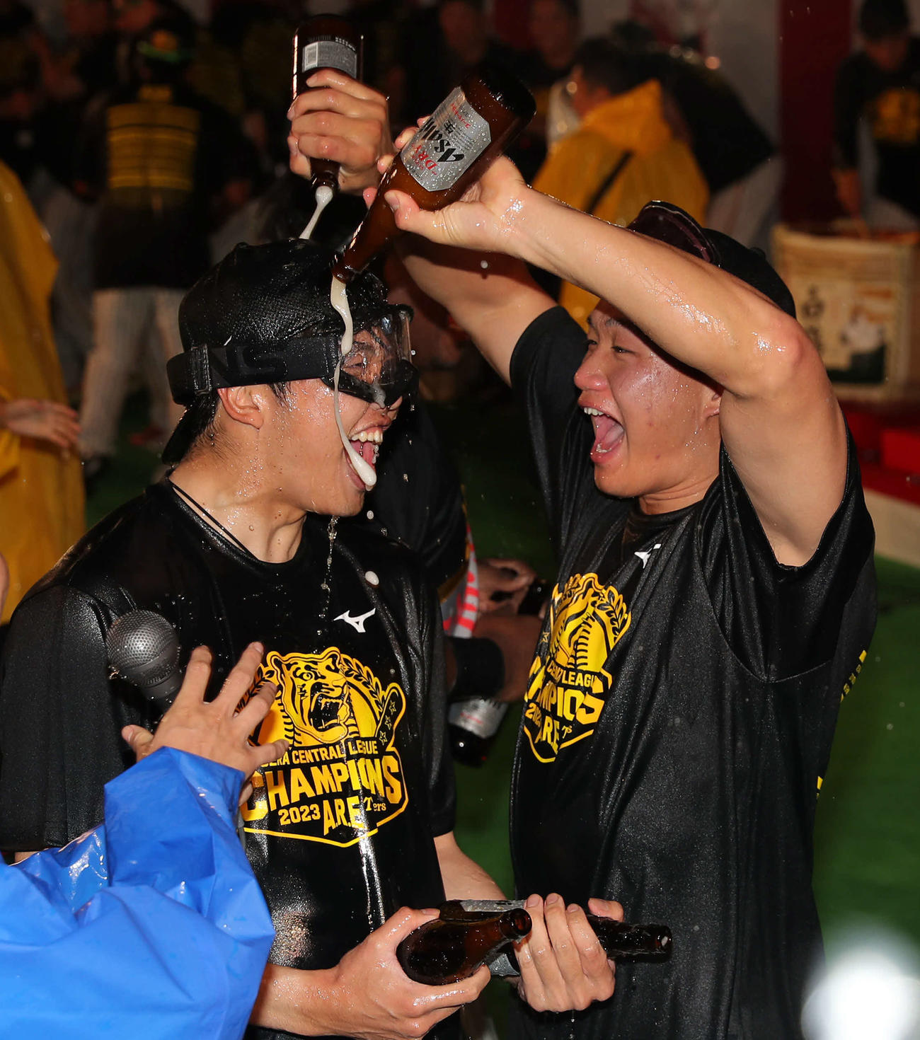 森下（右）にビールをかけられる才木（撮影・前田充）