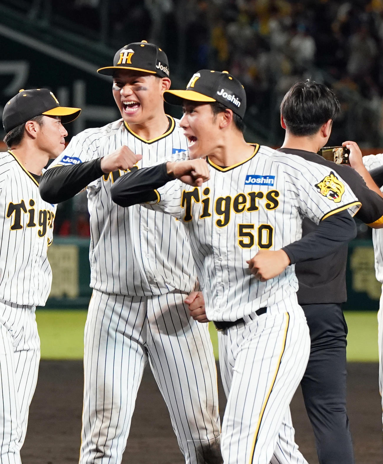 阪神対巨人　リーグ優勝を決め、無邪気に記念撮影をする森下（左）と富田（撮影・狩俣裕三）
