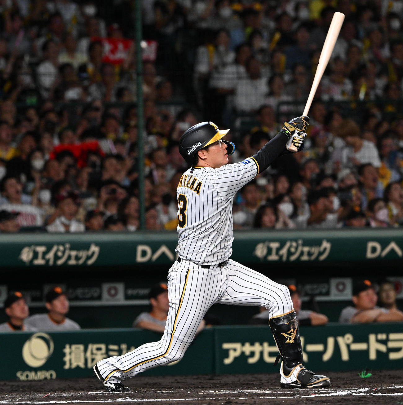 阪神対巨人　6回裏阪神1死一、三塁、大山は中堅へ先制犠飛を放つ（撮影・前岡正明）