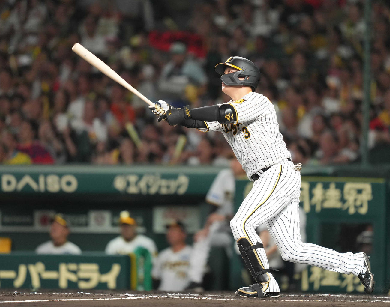 阪神対巨人　6回裏阪神1死一、三塁、先制犠飛を放つ大山（撮影・狩俣裕三）