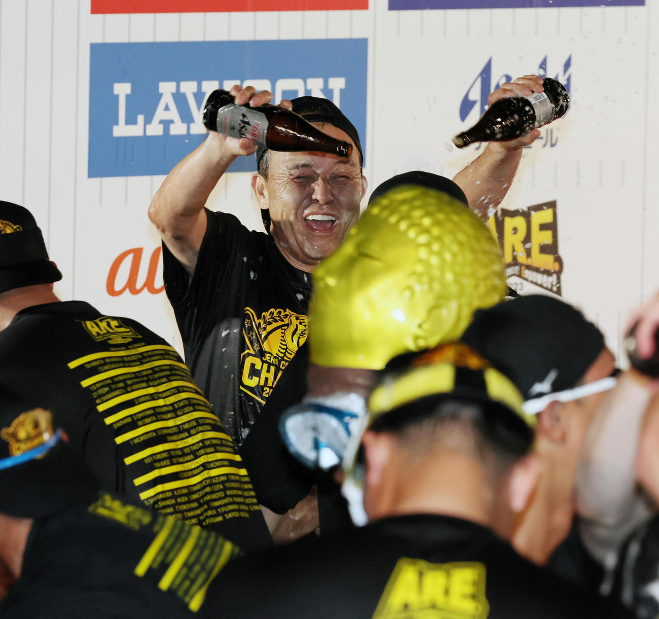 優勝を決め祝勝会でビールを掛け合う岡田監督（撮影・加藤哉）