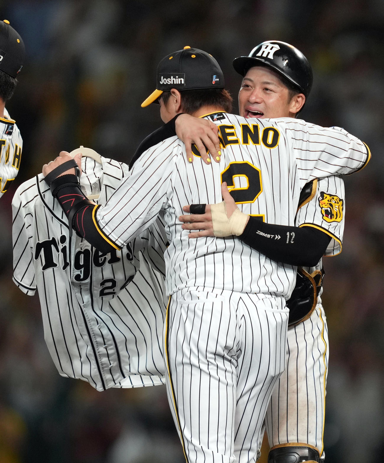 阪神対巨人　リーグ優勝を決め、梅野（左）と抱き合い喜ぶ坂本（撮影・狩俣裕三）