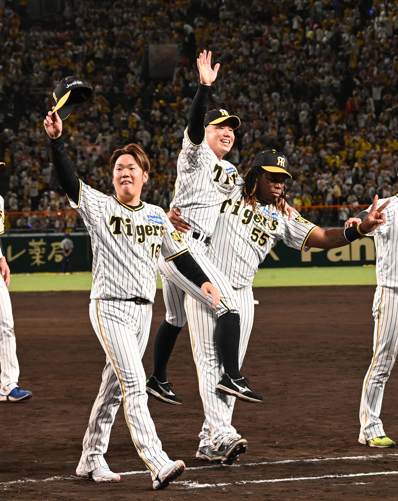 阪神対巨人　ファンの声援に応える、左から西勇、糸原、ミエセス（撮影・前岡正明）