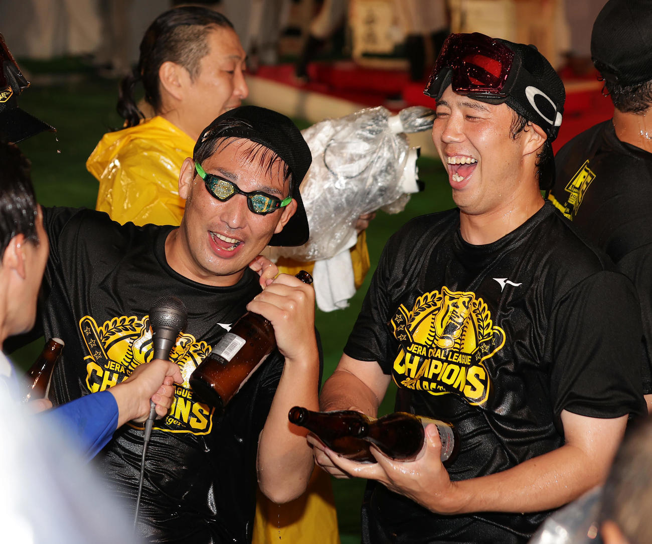 祝勝会でビールを掛け合い笑顔を見せる阪神岩崎（左）と青柳（撮影・前田充）