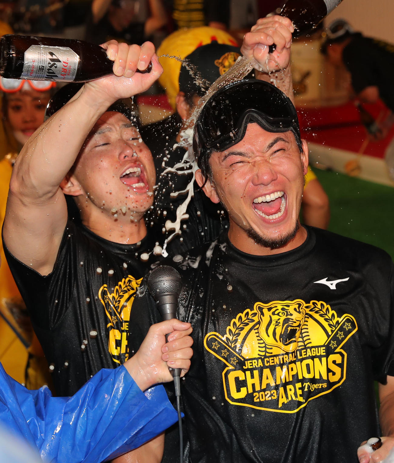糸原（左）にビールをかけられる伊藤将（撮影・前田充）