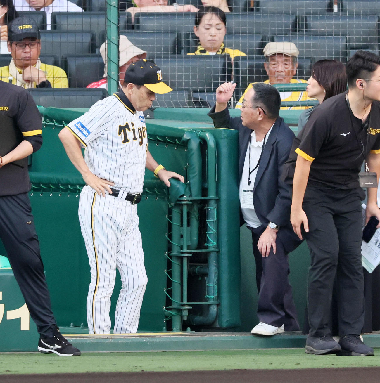 8日、広島戦前に本紙元阪神担当の町野氏（右）と話す岡田監督（撮影・加藤哉）