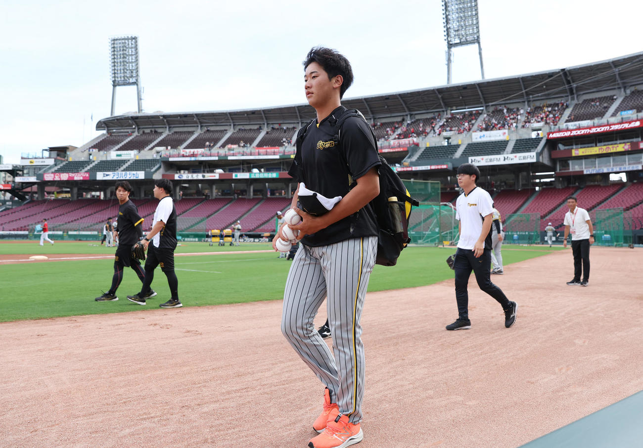 広島対阪神　グラウンドに入る阪神門別（撮影・前田充）
