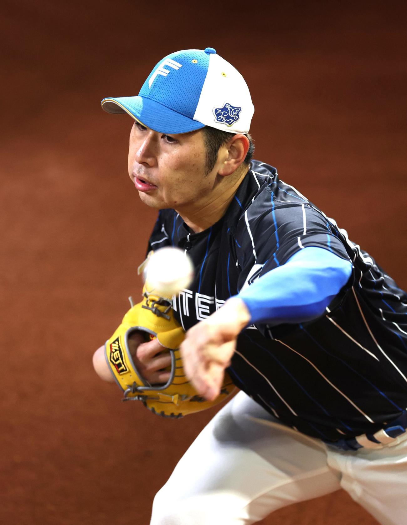 ブルペンで投球する日本ハム加藤貴（2023年9月14日撮影）