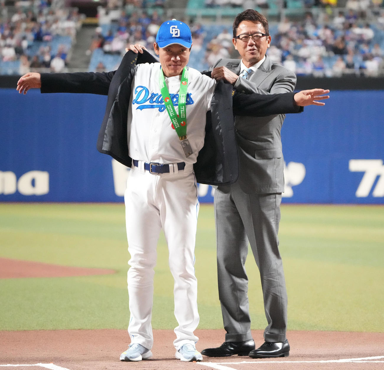 中日対巨人　試合前、古田氏から名球会入り記念ブレザーを受け取る大島（左）（撮影・森本幸一）