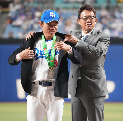 中日】大島洋平に名球会ブレザー贈呈、2000安打達成の表彰を受ける 元