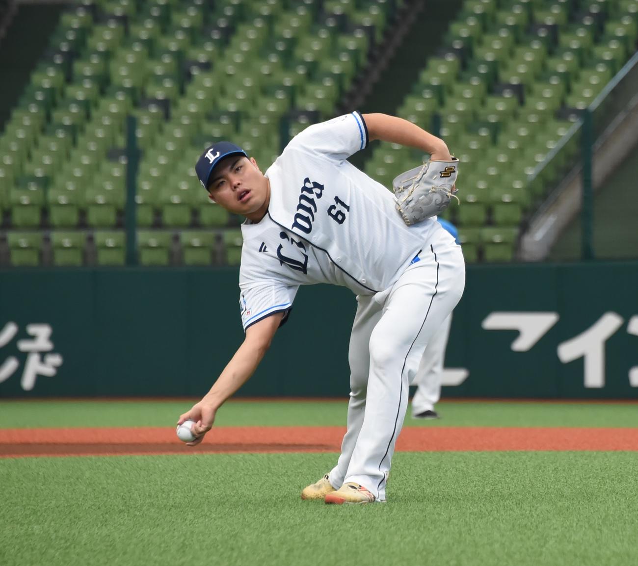キャッチボールでアンダースローを見せる西武平良（撮影・鈴木正章）