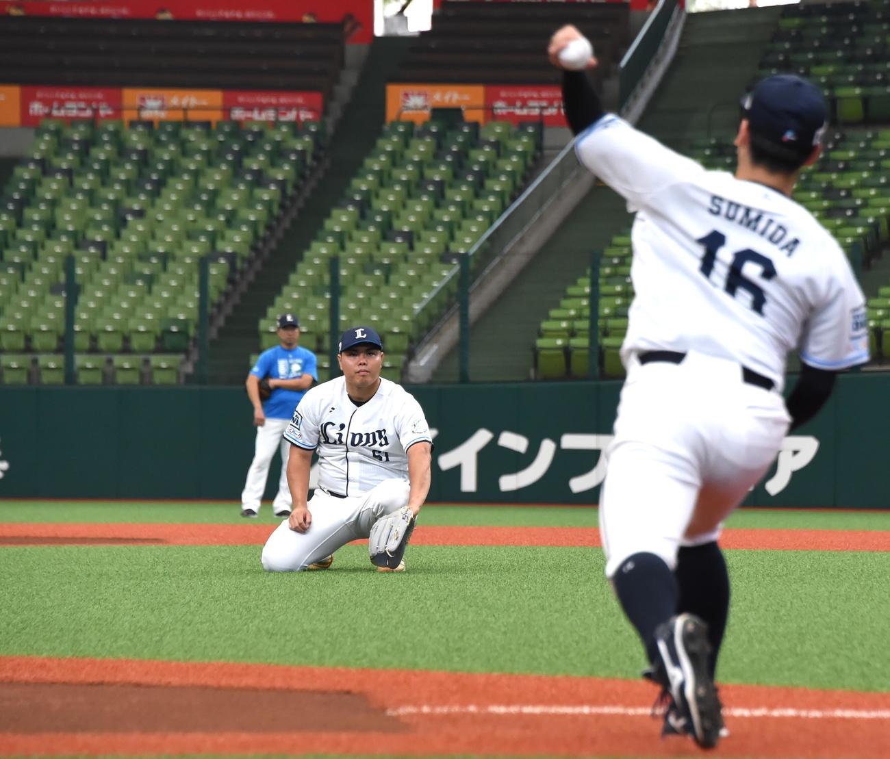 キャッチボールで隅田（右）の捕手役を務める西武平良（撮影・鈴木正章）