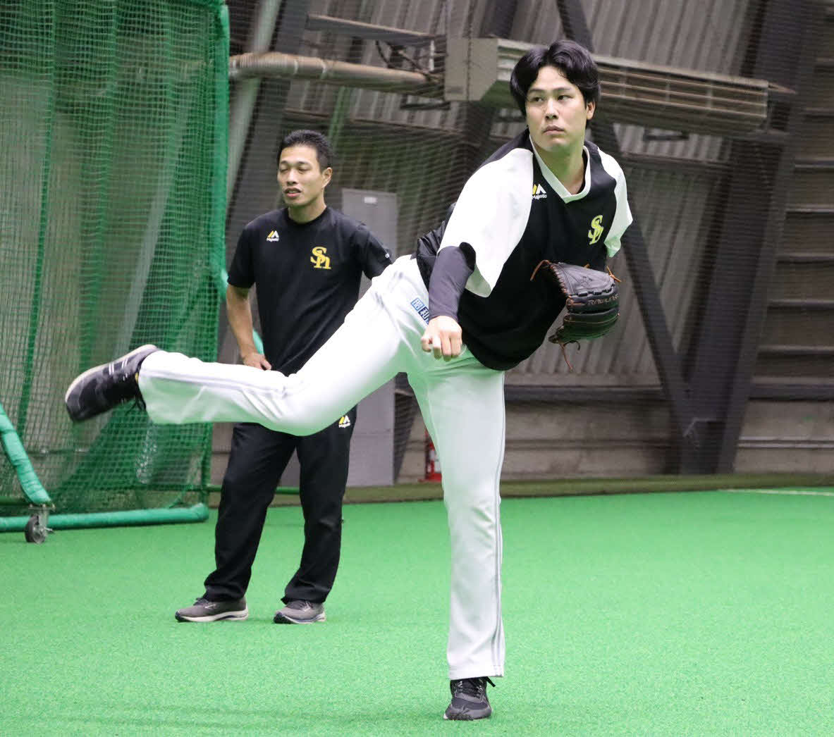 キャッチボールを行うソフトバンク藤井（球団提供）