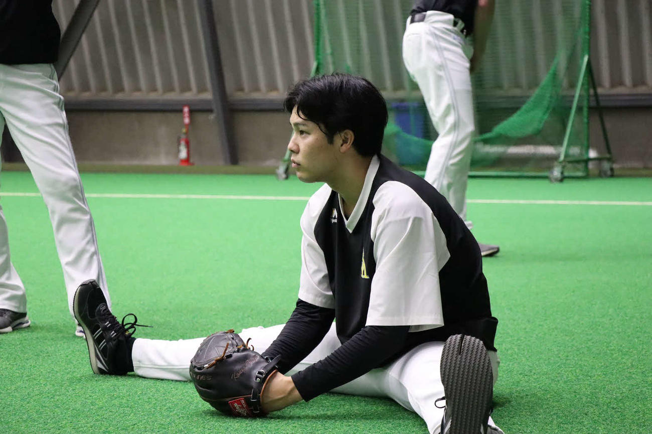 ストレッチを行う藤井（球団提供）