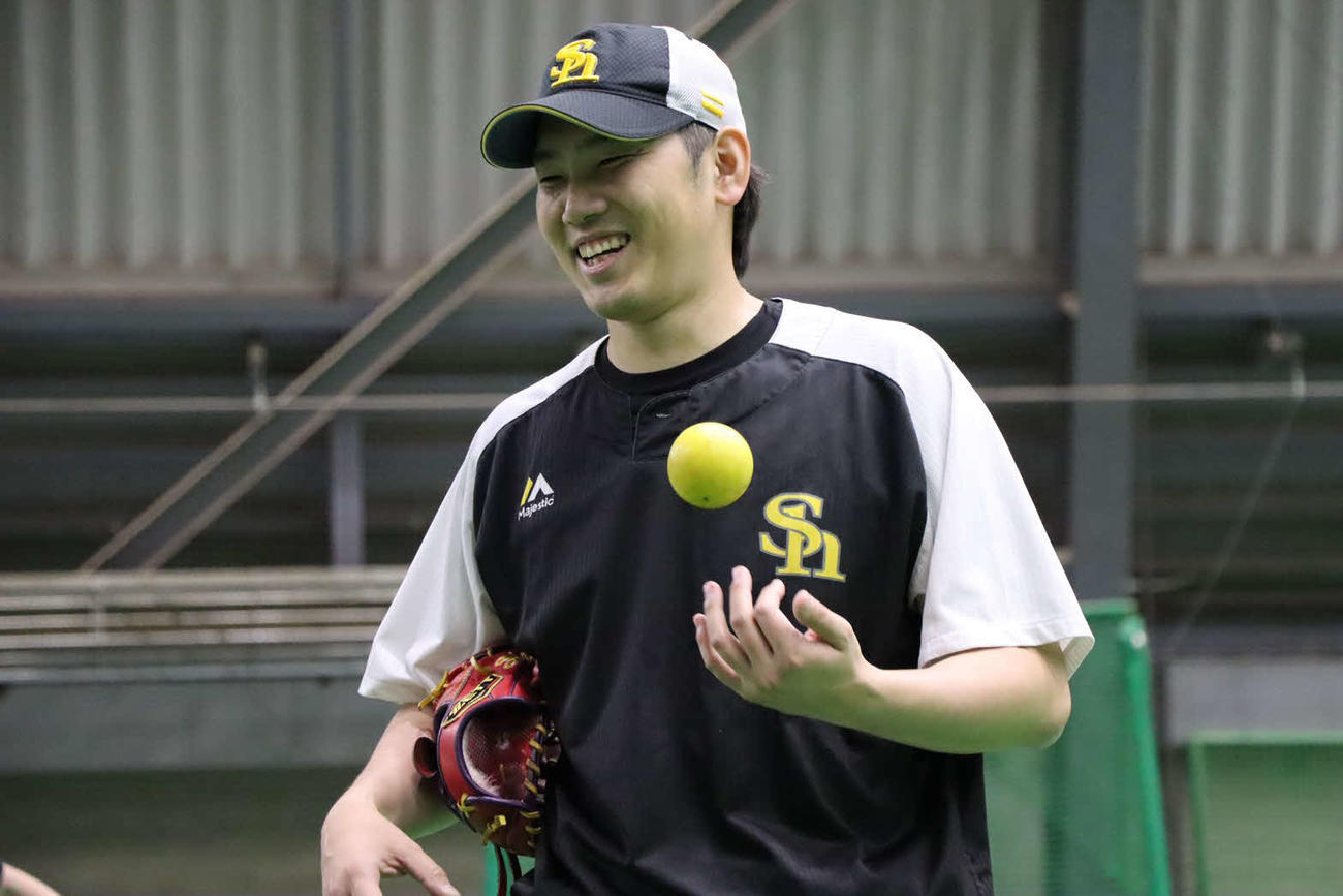 練習の合間に笑顔を見せるソフトバンク石川（球団提供）