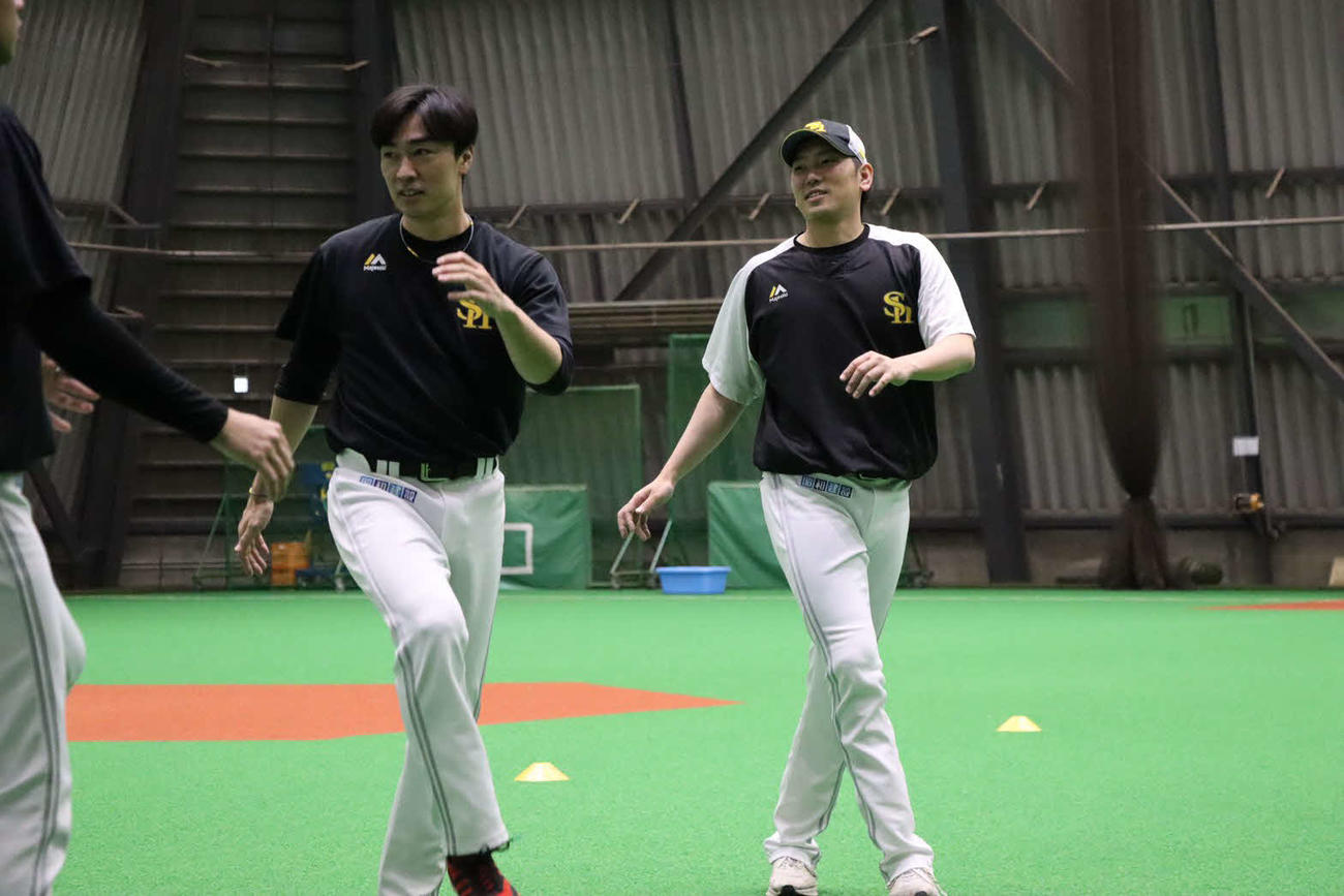 ウオーミングアップを行う石川。左は和田（球団提供）