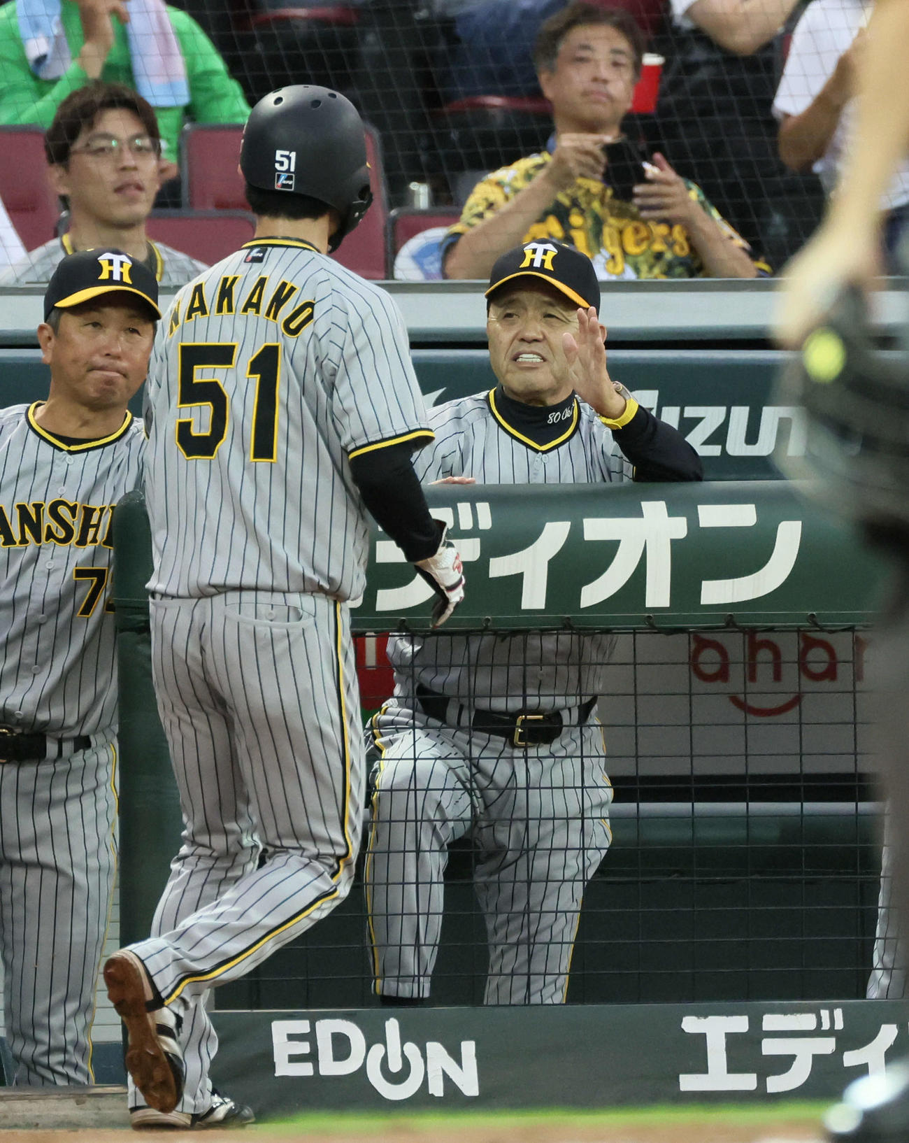 広島対阪神　1回表阪神2死一、三塁、佐藤輝の先制右前適時打で生還した中野を迎える岡田監督（撮影・加藤孝規）
