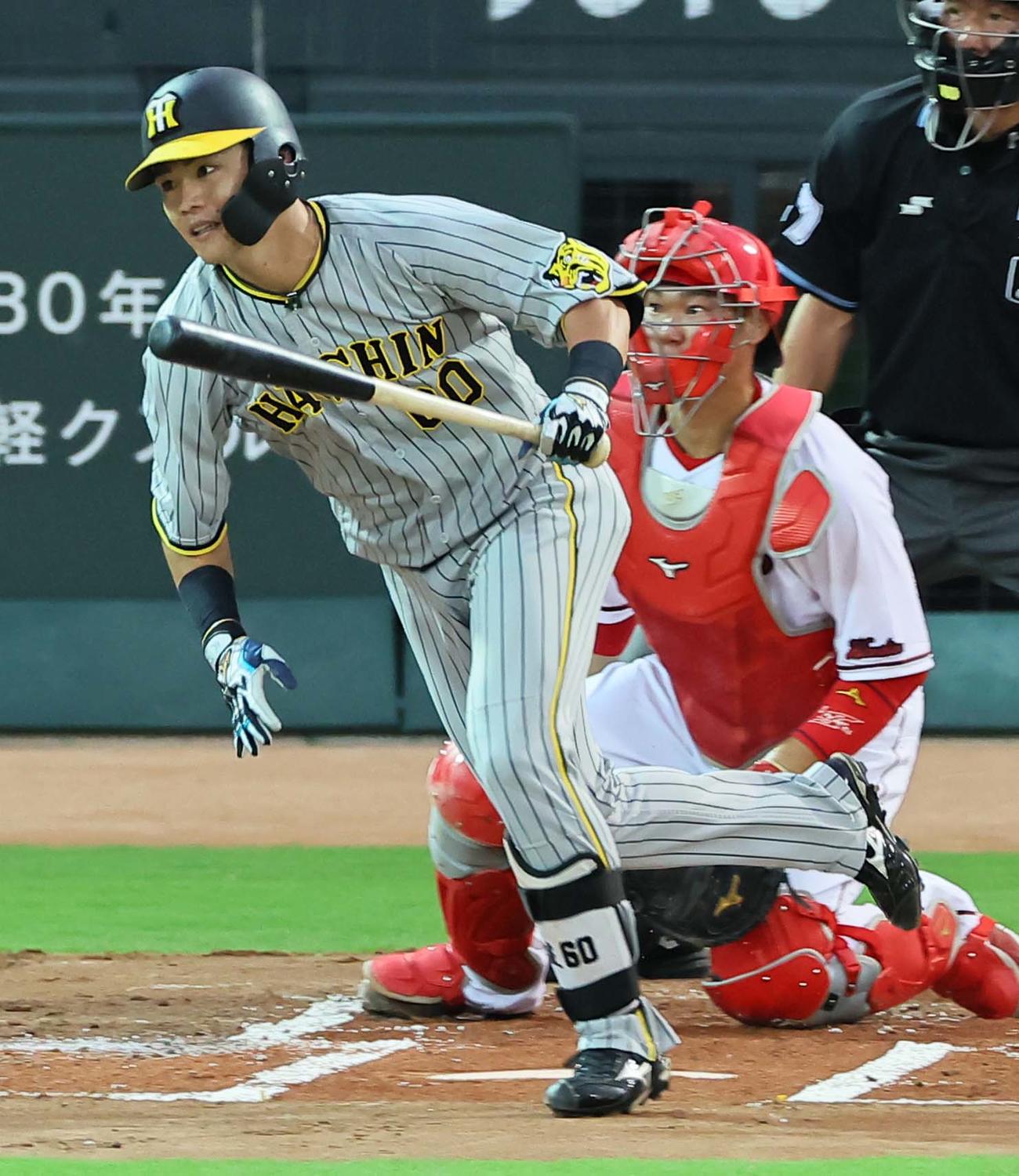 広島対阪神　1回表阪神2死一、二塁、小野寺は右前適時打を放つ（撮影・上田博志）