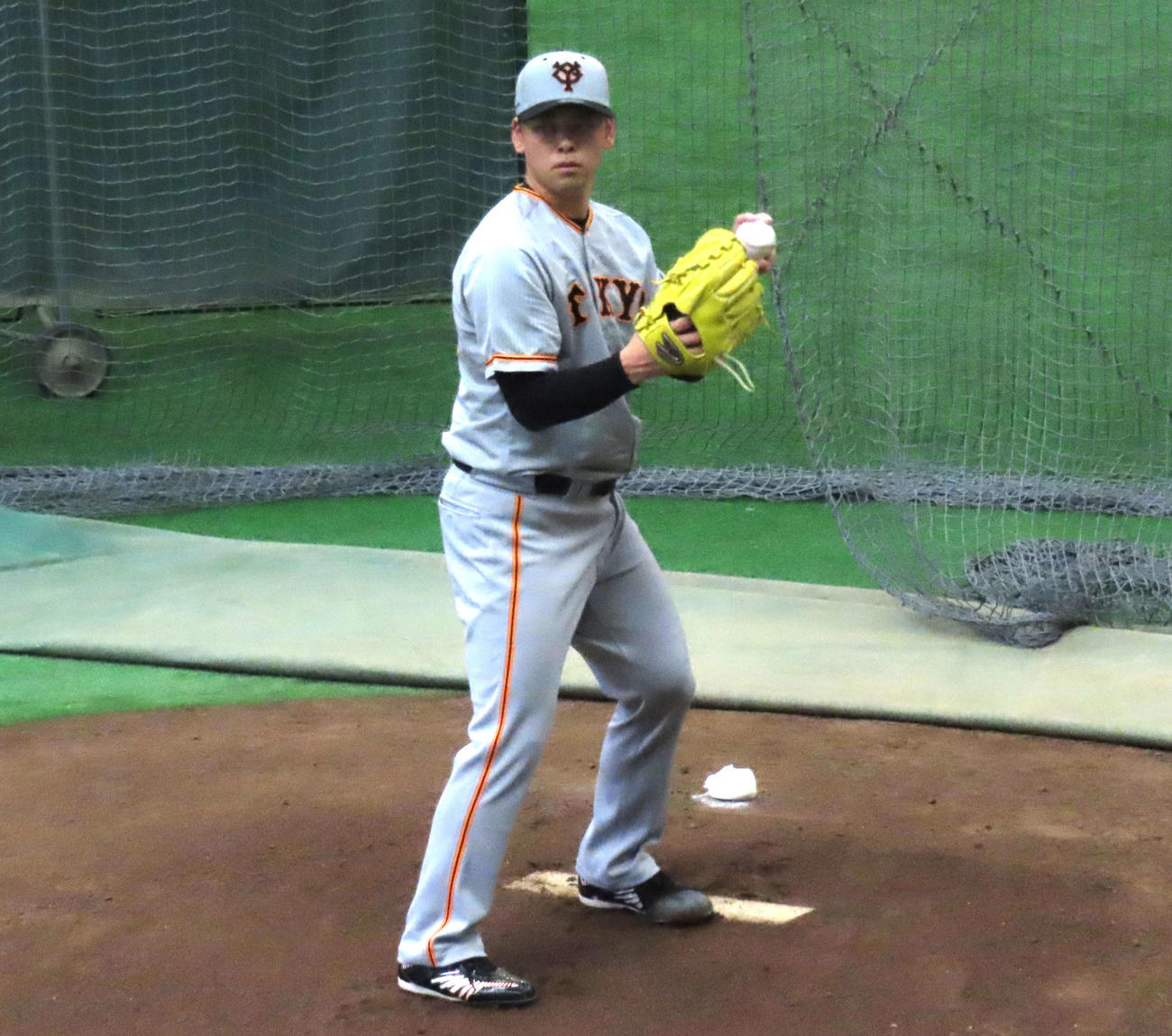 シート打撃に登板する巨人高梨（撮影・黒須亮）