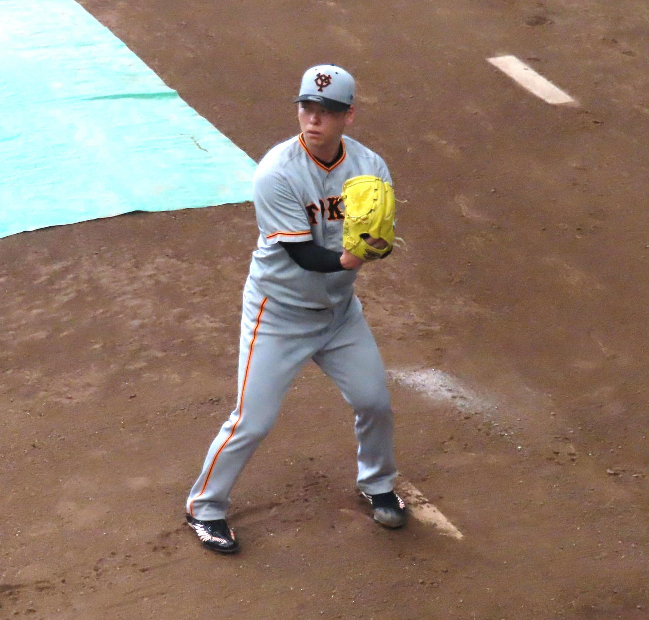 投球練習を行う巨人高梨（撮影・黒須亮）